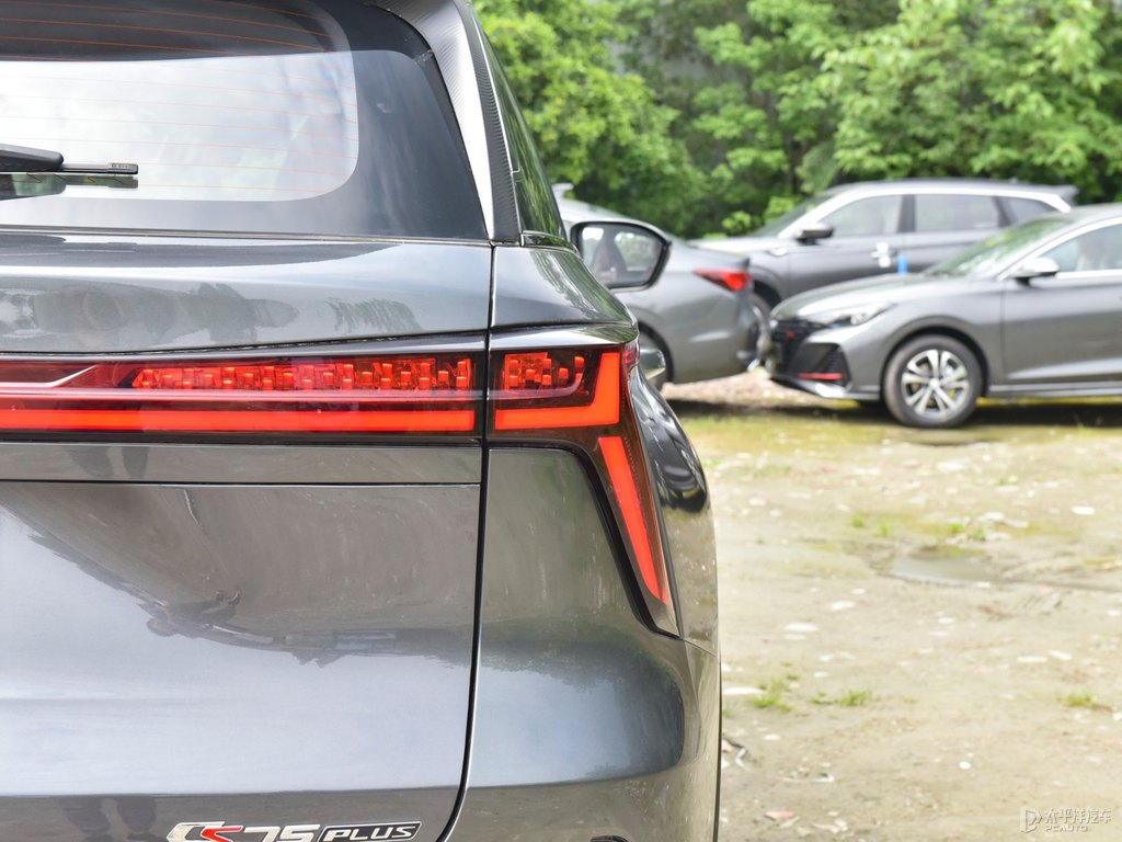 安第斯灰長安CS75 PLUS車尾外觀圖片