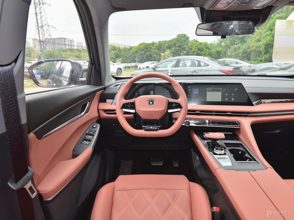 安第斯灰長(zhǎng)安CS75 PLUS中控內(nèi)飾圖片