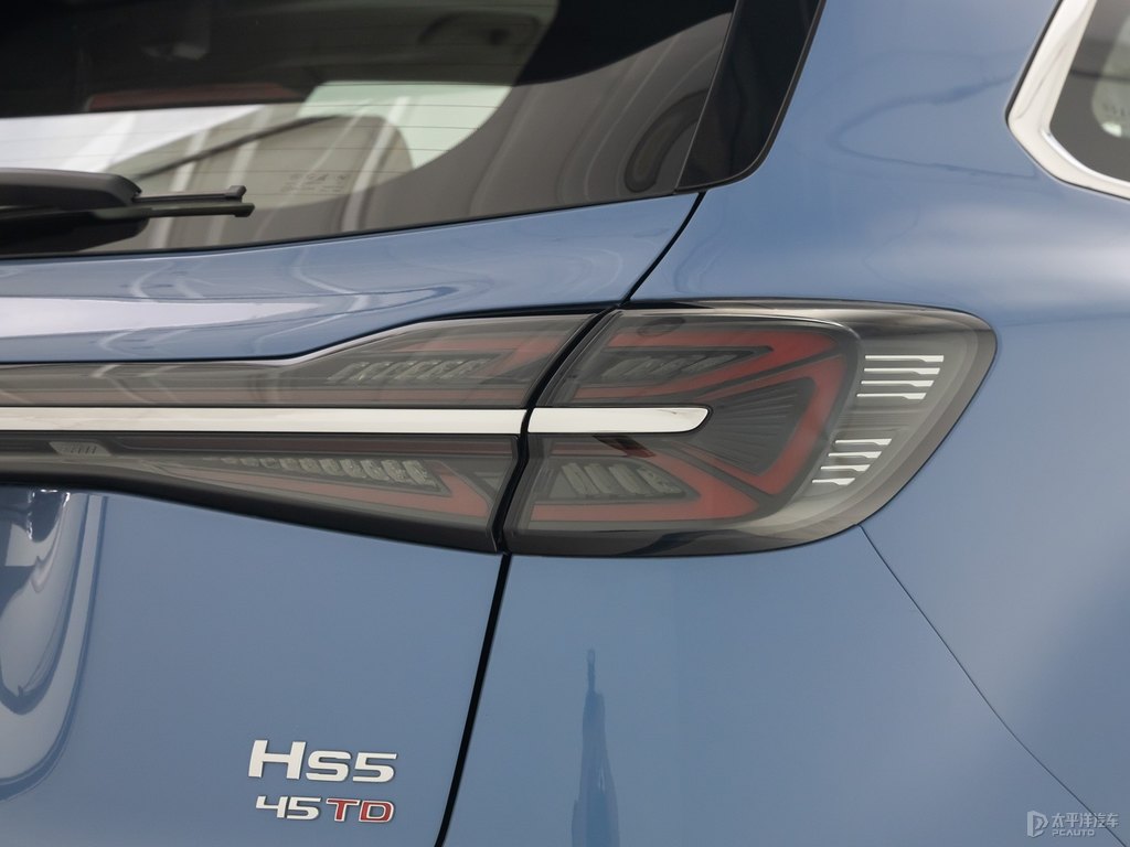 竹月藍紅旗HS5車尾外觀圖片