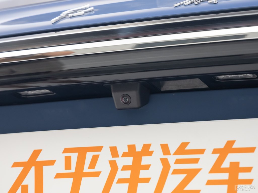 竹月藍紅旗HS5車尾外觀圖片