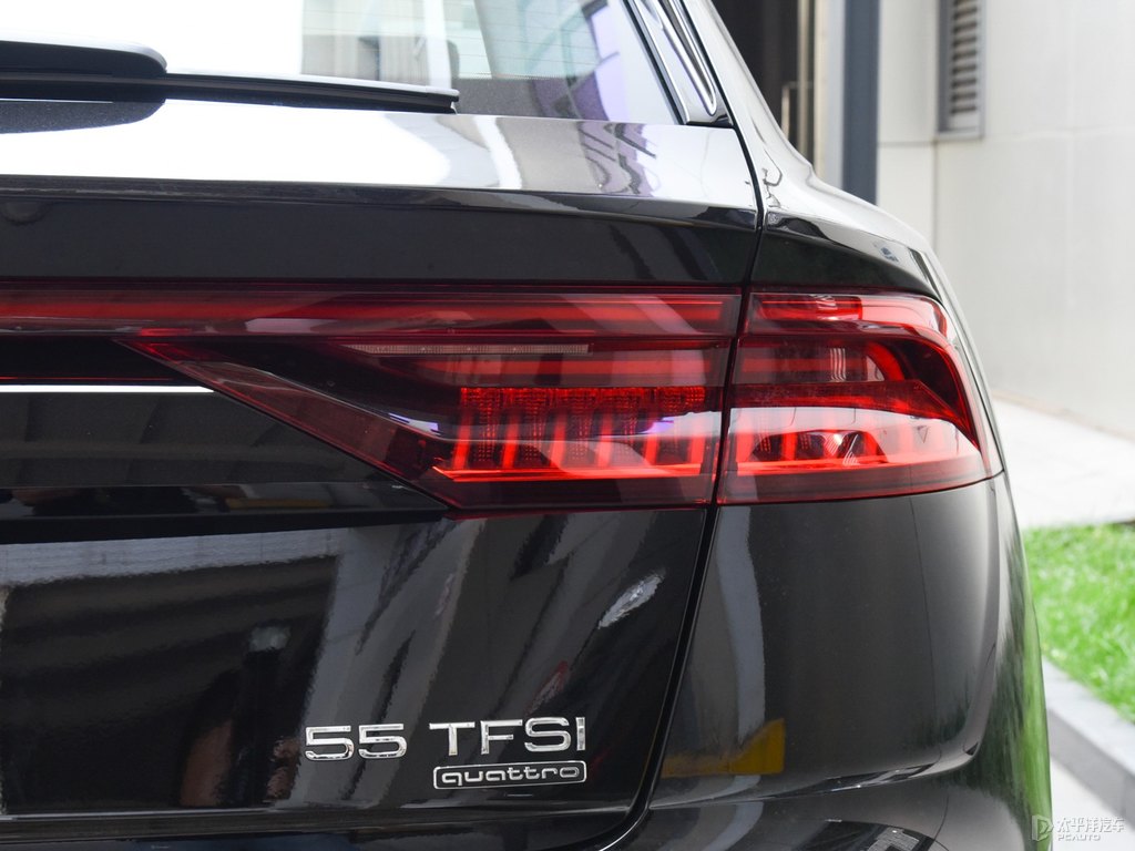 傳奇黑奧迪Q8車(chē)尾外觀圖片