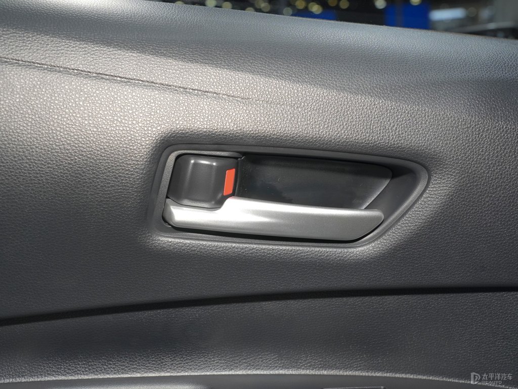 魅力銀卡羅拉車廂內(nèi)飾圖片