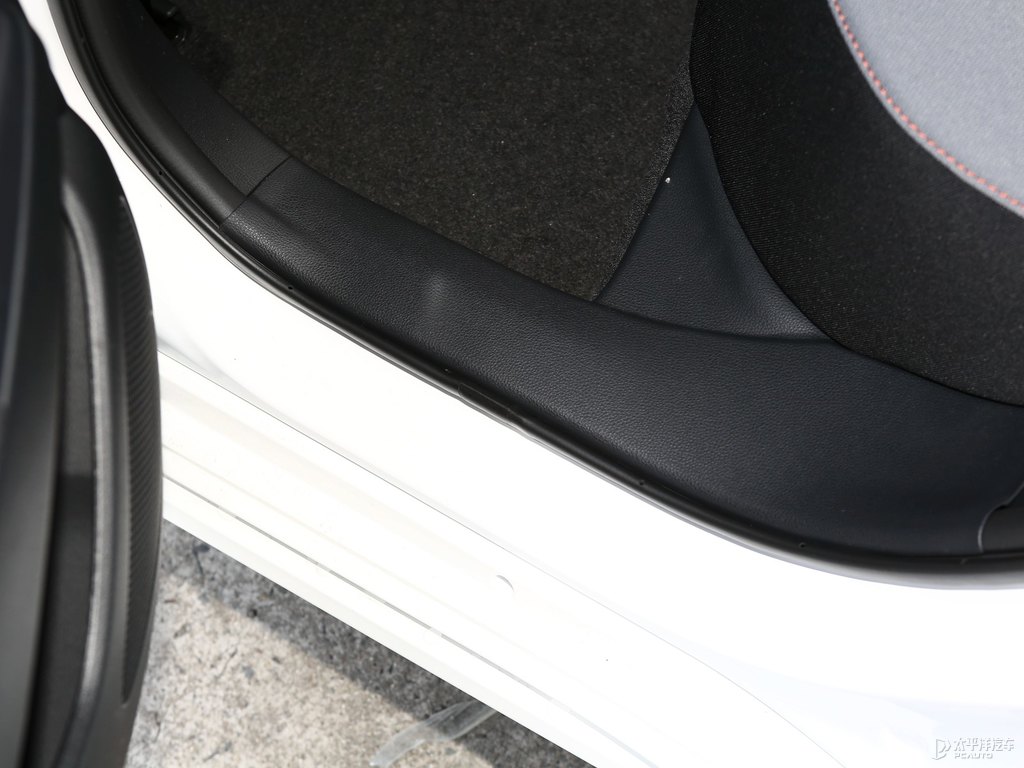 超級(jí)白色卡羅拉車(chē)廂內(nèi)飾圖片