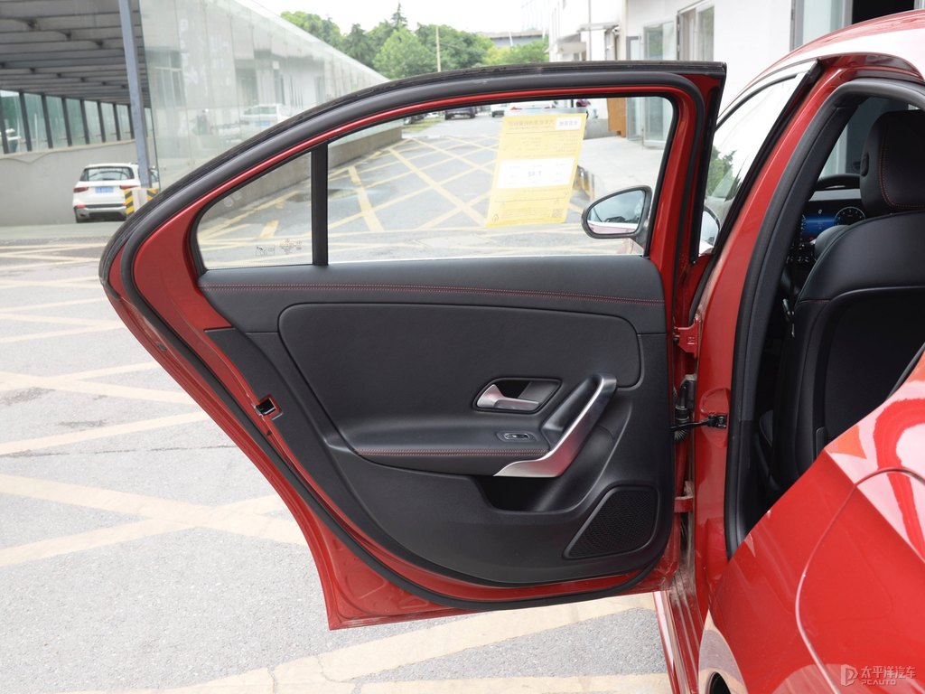 熔巖紅奔馳A級(jí)車廂內(nèi)飾圖片