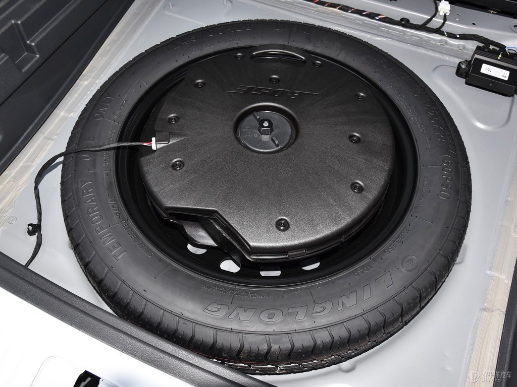 藝術(shù)灰紅旗HS5整車外觀外觀圖片