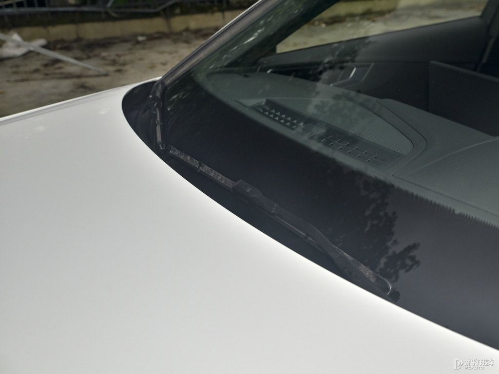 朱鷺白奧迪A4L車身外觀圖片