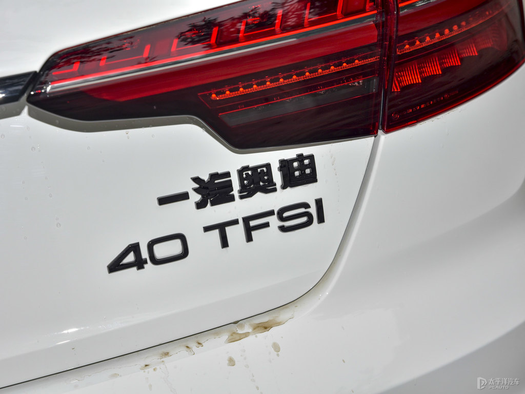 朱鷺白奧迪A4L車尾外觀圖片