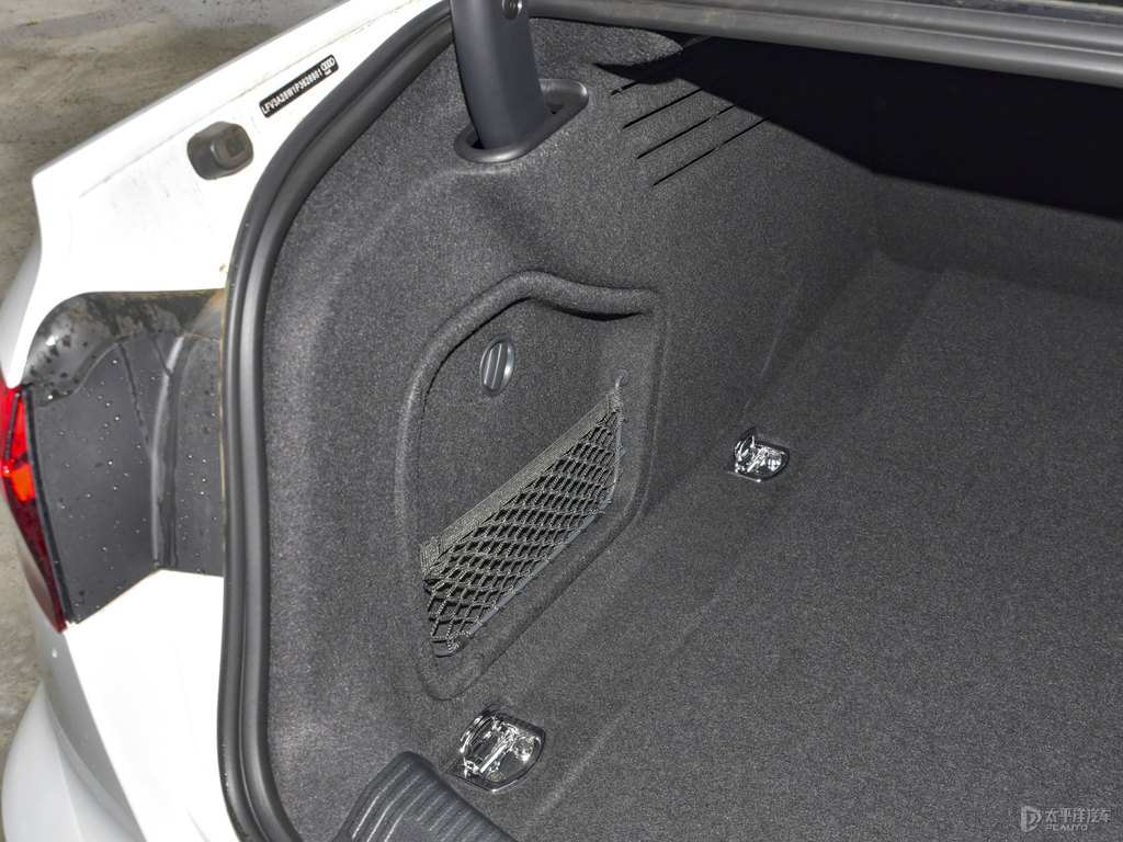 朱鷺白奧迪A4L后備廂空間圖片