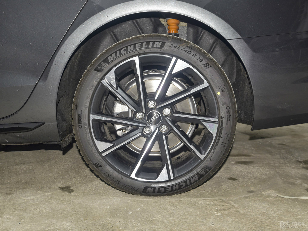 天云灰奧迪A4L車身外觀圖片