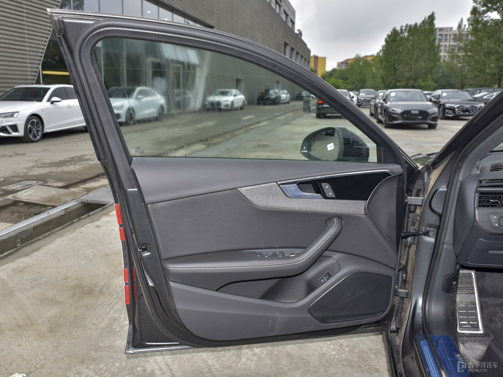 天云灰奧迪A4L車廂內(nèi)飾圖片