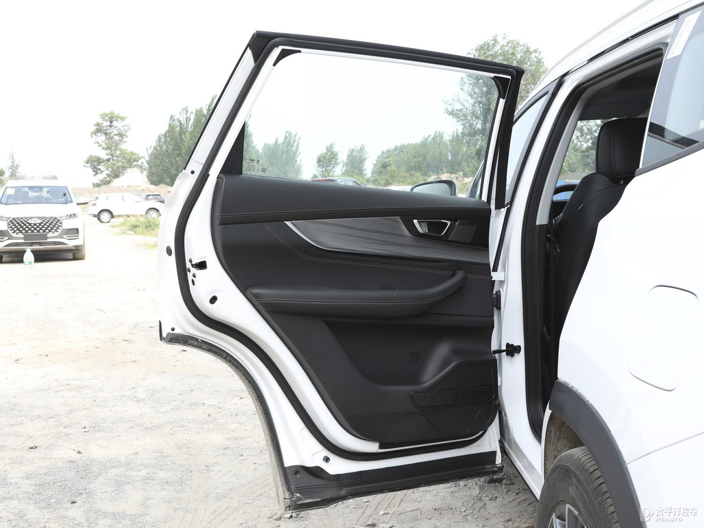 珍珠白瑞虎8 PLUS車廂內(nèi)飾圖片