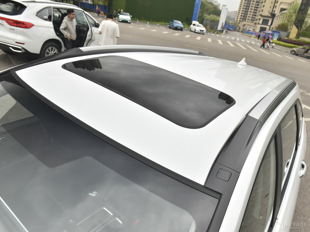 簡(jiǎn)約白哈弗M6車身外觀圖片