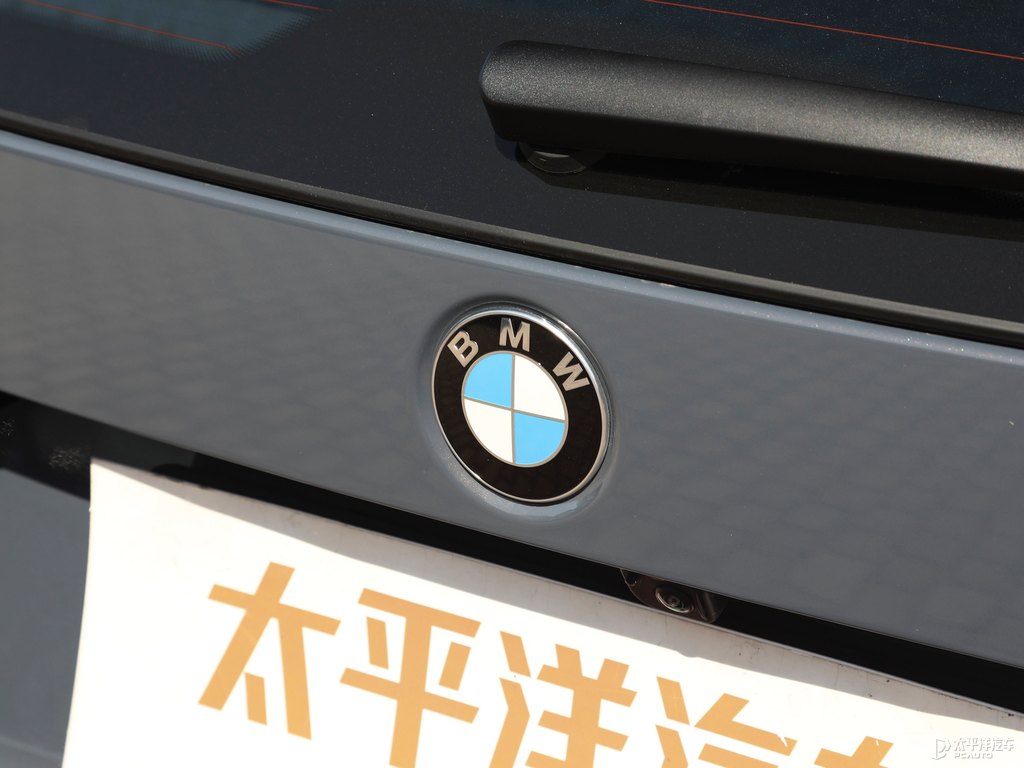 閃耀銅灰色寶馬X1車尾外觀圖片