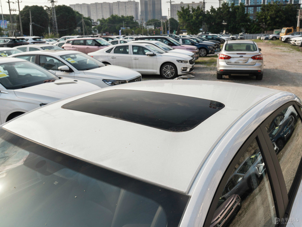 水墨白新帝豪車身外觀圖片