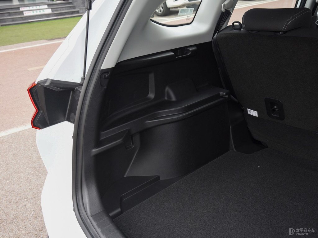 簡約白哈弗M6后備廂空間圖片