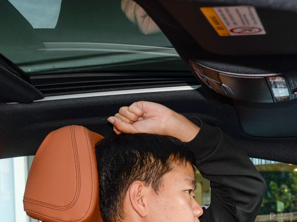 祖母石綠奔馳CLS級(jí)駕乘空間空間圖片