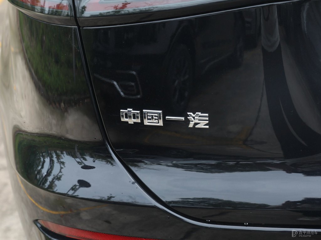 魅夜黑二代紅旗HS5車尾外觀圖片