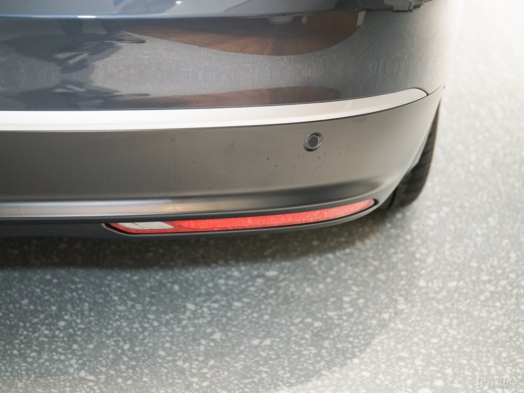 南極星藍(lán)蔚來(lái)ES8車(chē)尾外觀圖片