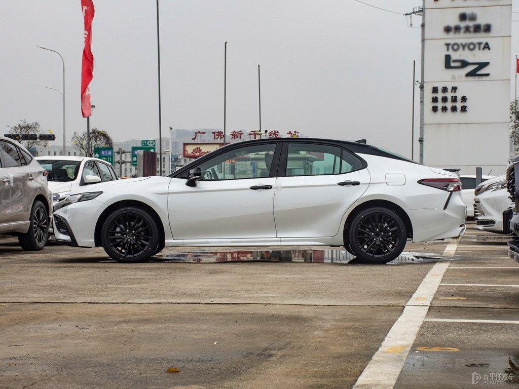 黑色+鉑金珍珠白凱美瑞整車外觀外觀圖片