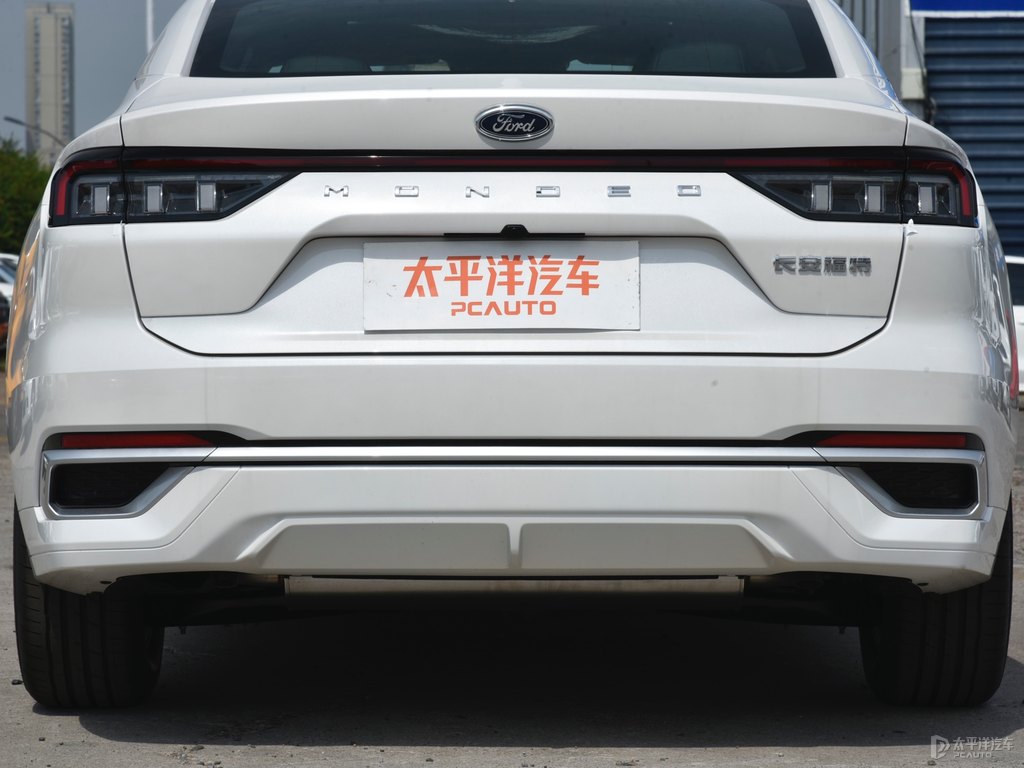 玉盤(pán)白蒙迪歐車(chē)尾外觀圖片
