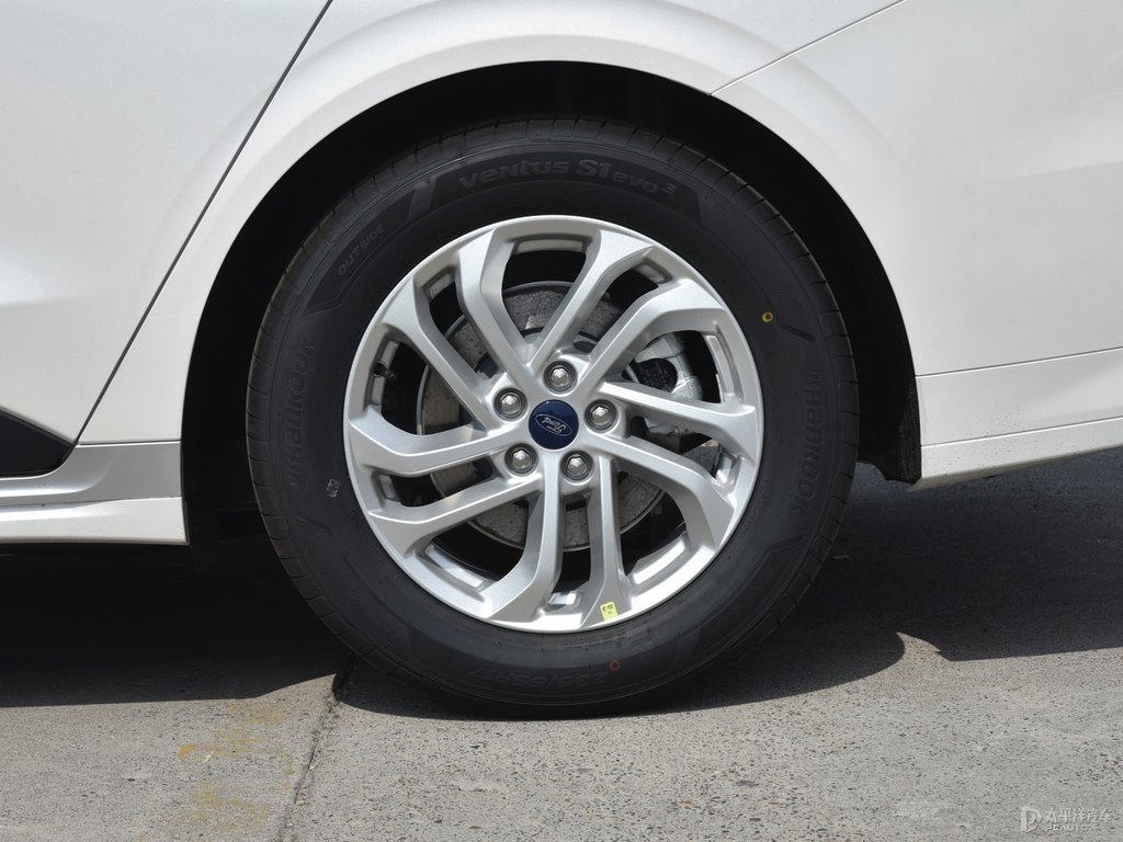 玉盤白蒙迪歐車身外觀圖片
