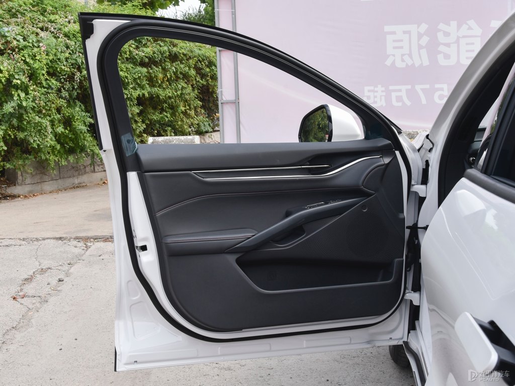 玉盤(pán)白蒙迪歐車(chē)廂內(nèi)飾圖片