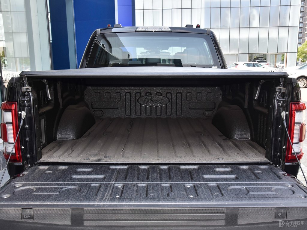 硬核黑福特F-150后備廂空間圖片
