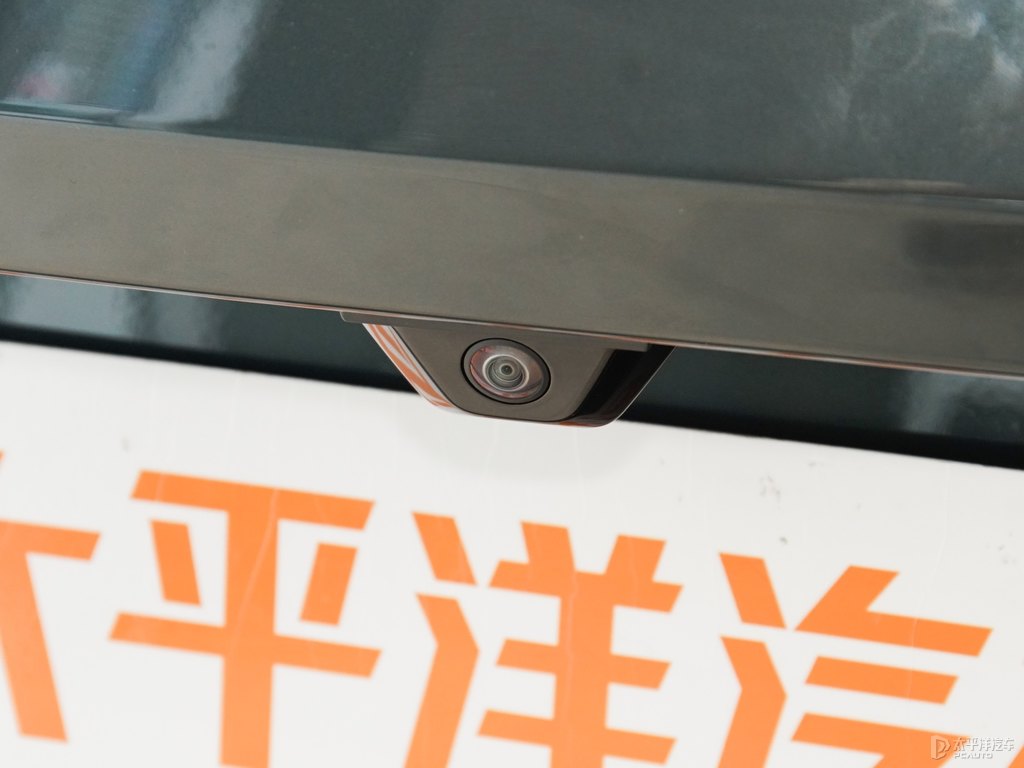 星辰綠蔚來(lái)ES8車尾外觀圖片
