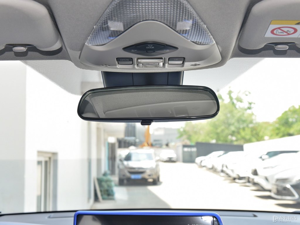 鉑金珍珠白豐田C-HR車廂內(nèi)飾圖片
