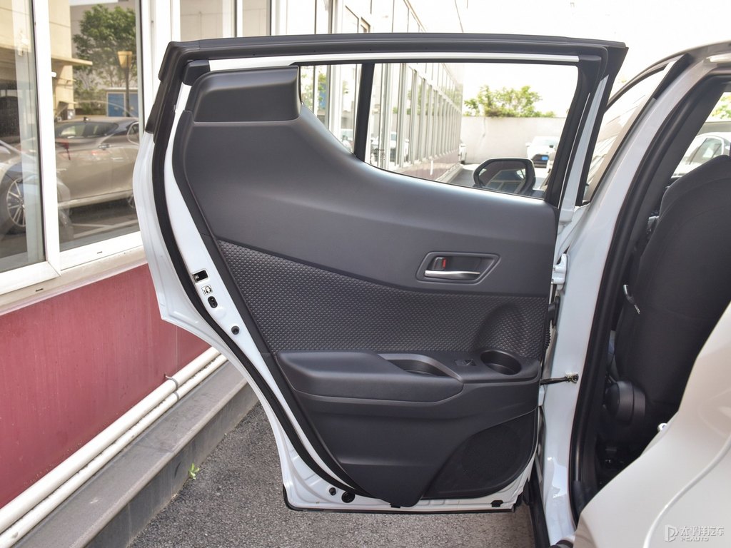 鉑金珍珠白豐田C-HR車廂內(nèi)飾圖片