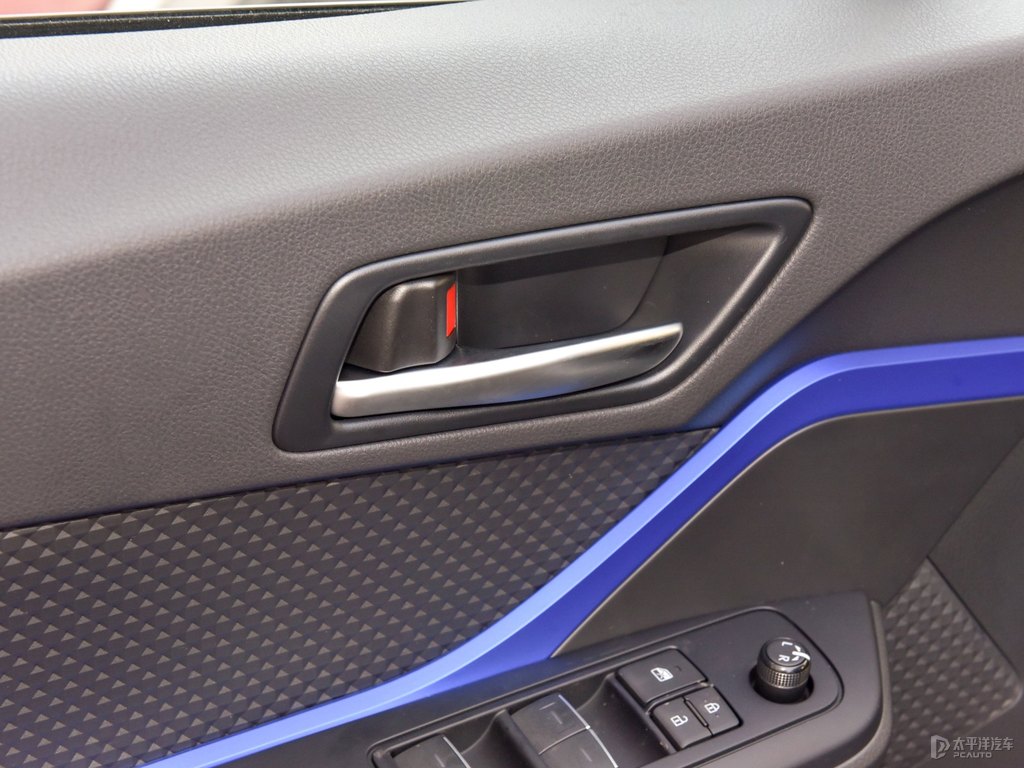鉑金珍珠白豐田C-HR車廂內(nèi)飾圖片
