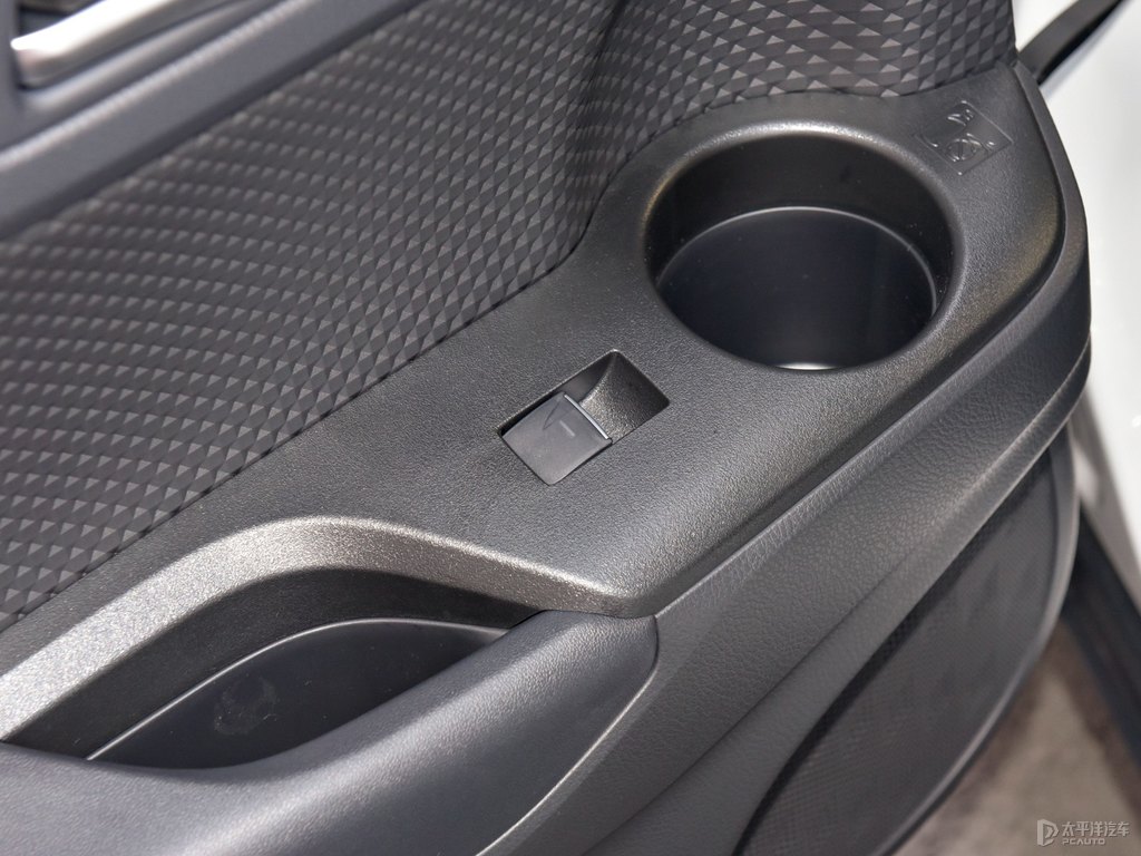 鉑金珍珠白豐田C-HR車廂內(nèi)飾圖片
