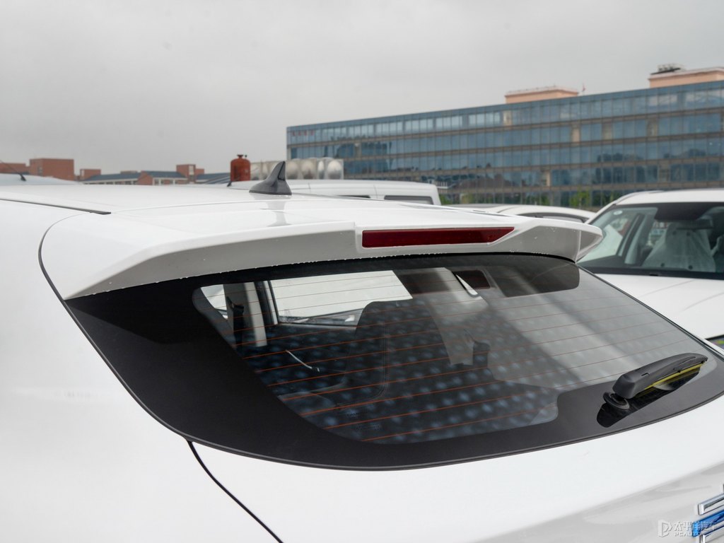 鋒芒白長(zhǎng)安歐尚X5車尾外觀圖片
