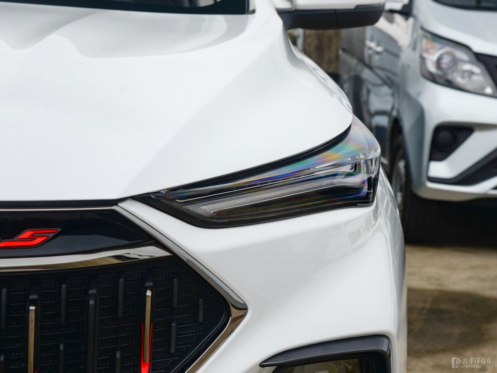 鋒芒白長(zhǎng)安歐尚X5車頭外觀圖片