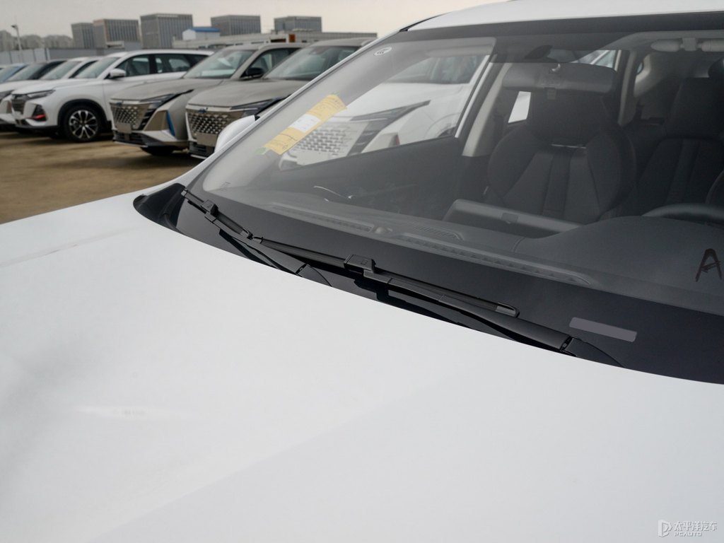鋒芒白長(zhǎng)安歐尚X5車(chē)身外觀圖片