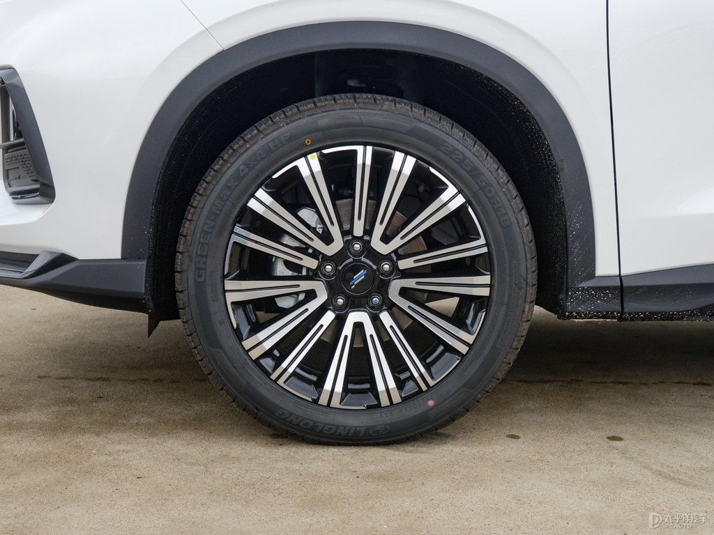 鋒芒白長(zhǎng)安歐尚X5車身外觀圖片
