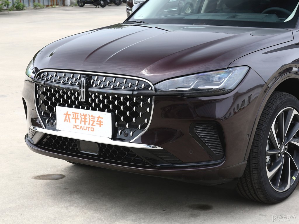 車(chē)?yán)遄蛹t冒險(xiǎn)家車(chē)頭外觀圖片