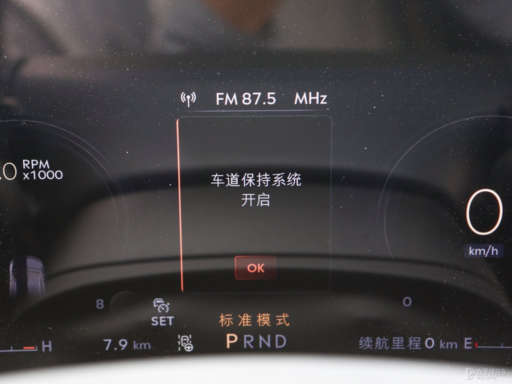 車?yán)遄蛹t冒險(xiǎn)家中控內(nèi)飾圖片
