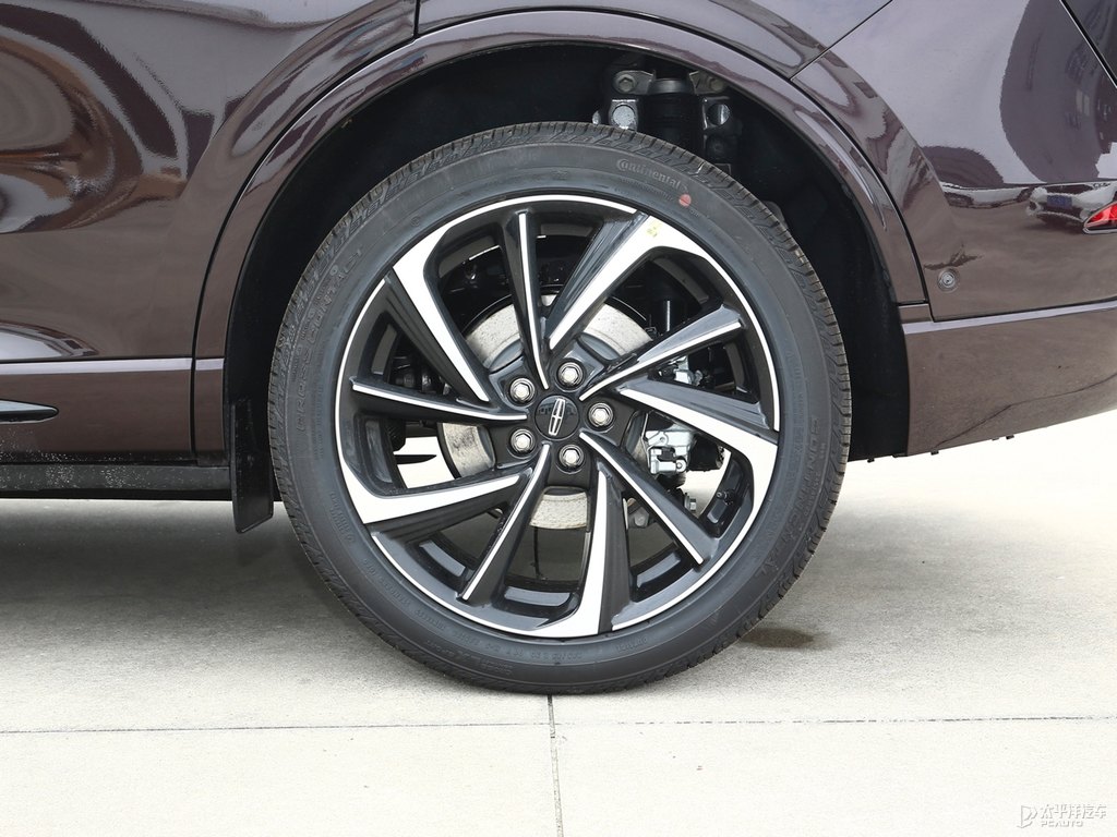 車?yán)遄蛹t冒險(xiǎn)家車身外觀圖片