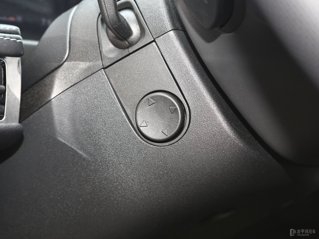 車?yán)遄蛹t冒險(xiǎn)家中控內(nèi)飾圖片