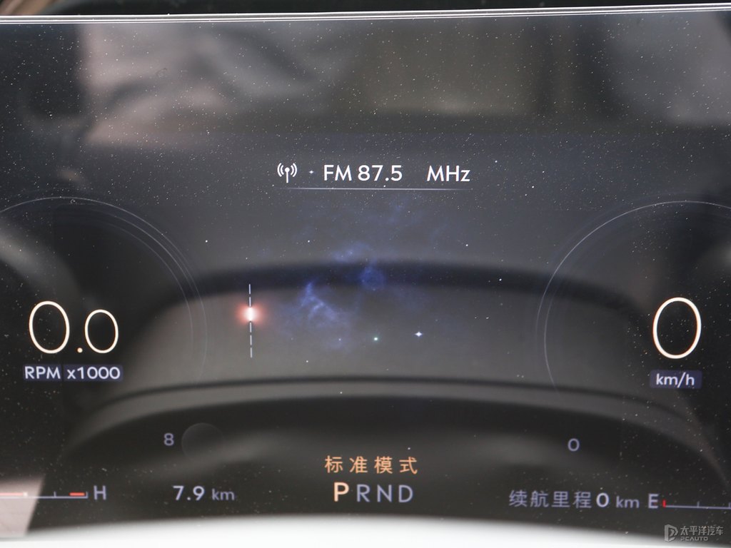 車?yán)遄蛹t冒險(xiǎn)家中控內(nèi)飾圖片