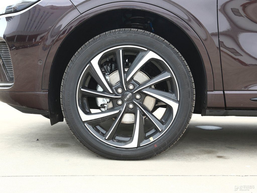 車?yán)遄蛹t冒險(xiǎn)家車身外觀圖片
