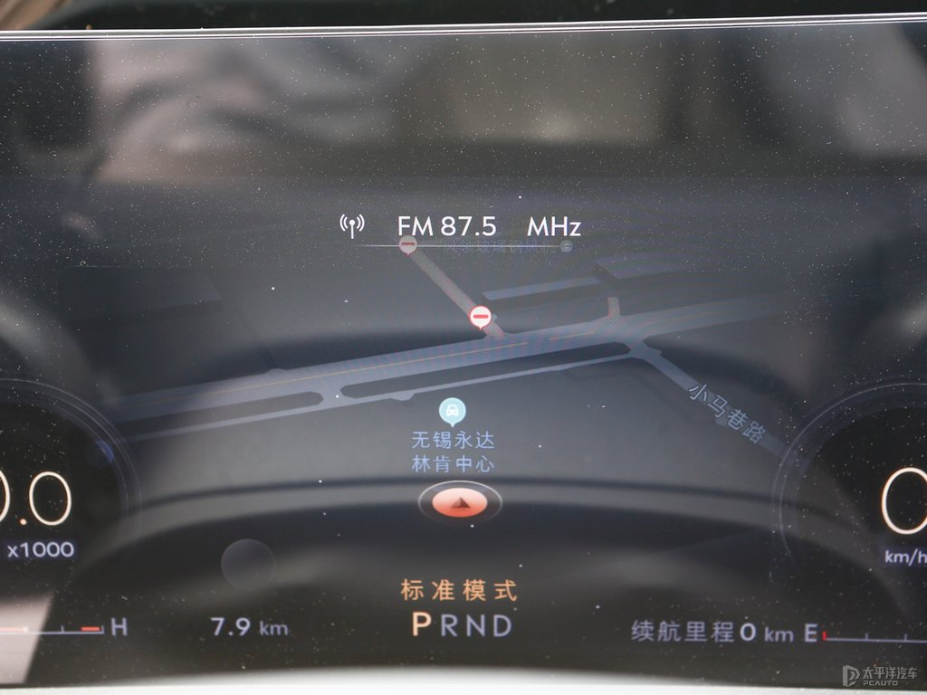 車?yán)遄蛹t冒險(xiǎn)家中控內(nèi)飾圖片