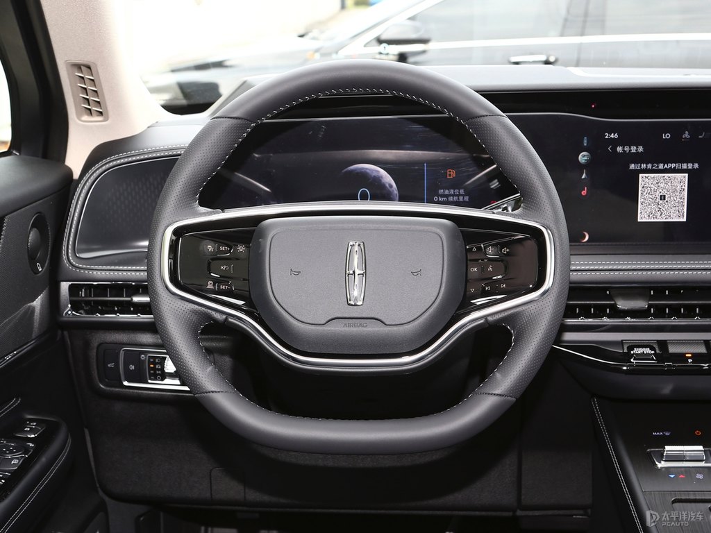 車?yán)遄蛹t冒險(xiǎn)家中控內(nèi)飾圖片