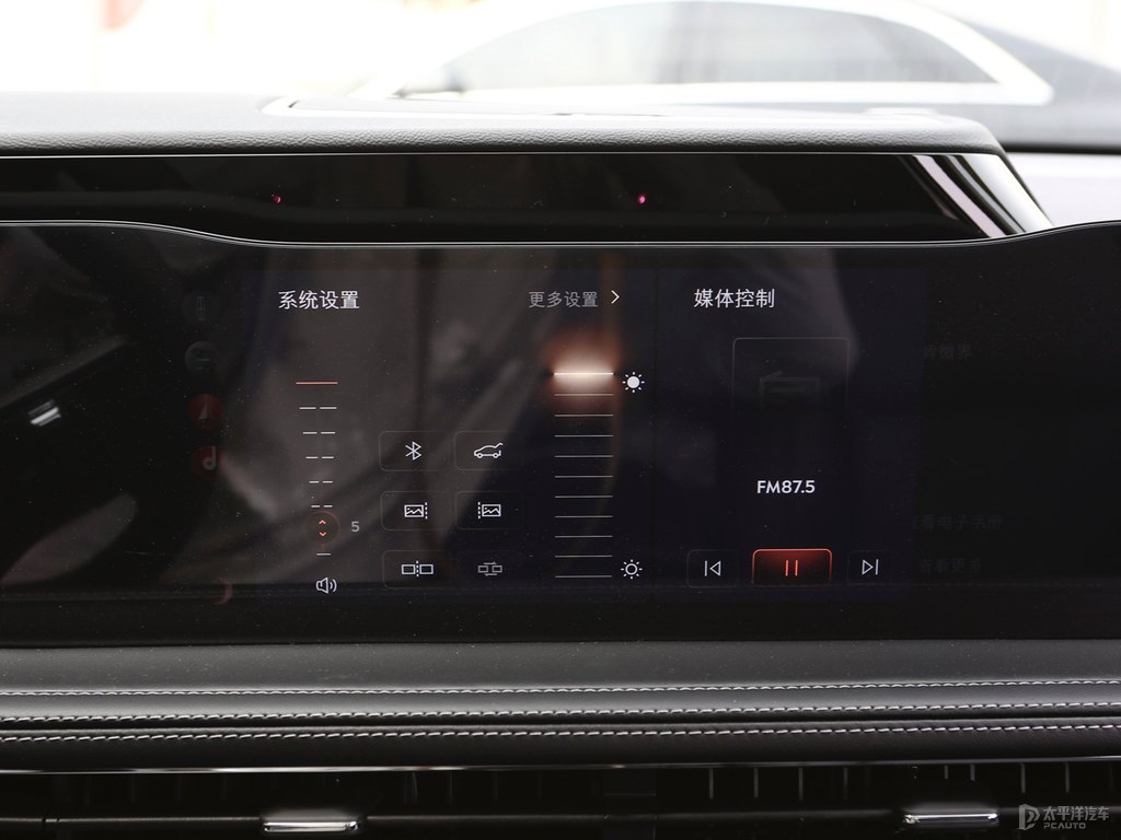 車?yán)遄蛹t冒險(xiǎn)家中控內(nèi)飾圖片