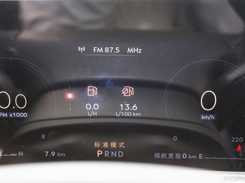 車?yán)遄蛹t冒險(xiǎn)家中控內(nèi)飾圖片