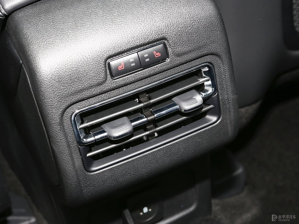車?yán)遄蛹t冒險家座椅內(nèi)飾圖片