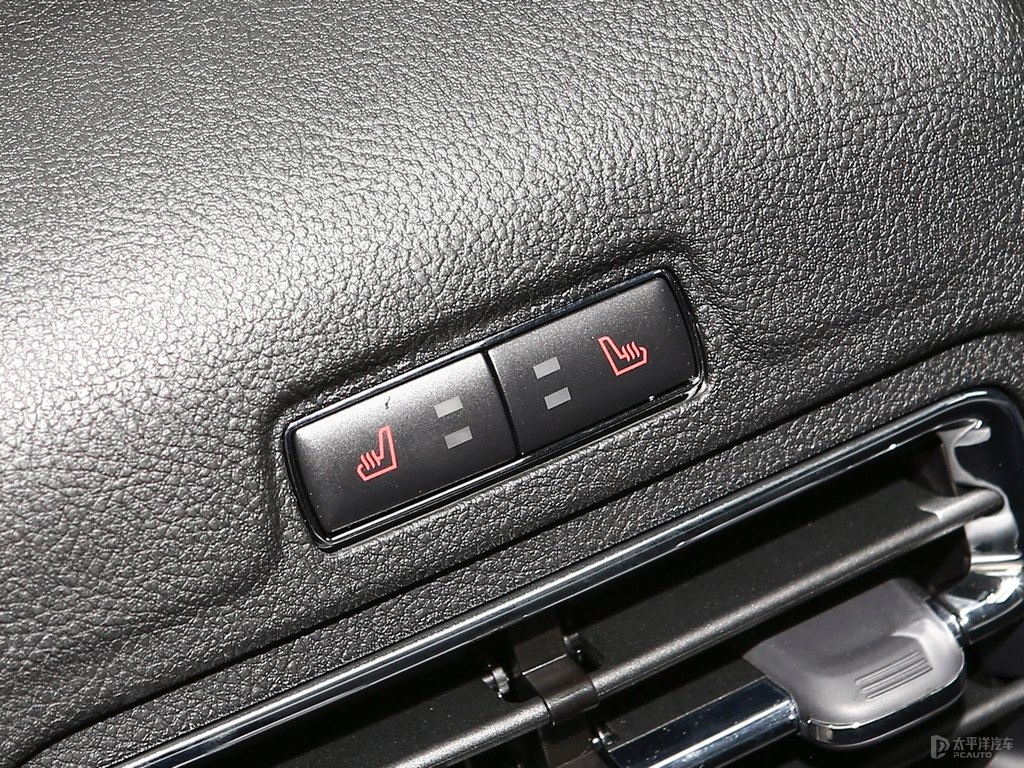 車?yán)遄蛹t冒險家座椅內(nèi)飾圖片