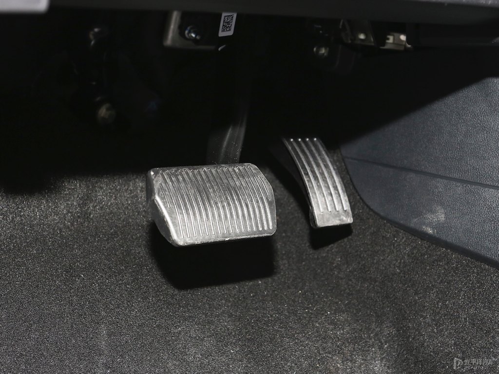 車?yán)遄蛹t冒險家中控內(nèi)飾圖片