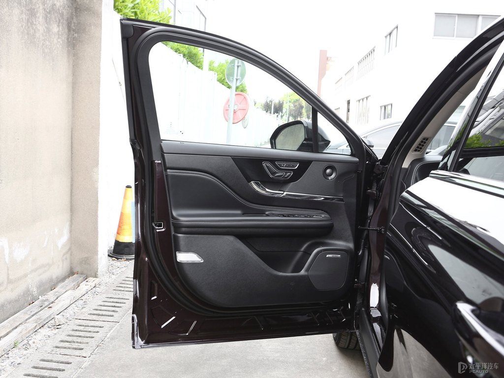 車?yán)遄蛹t冒險家車廂內(nèi)飾圖片
